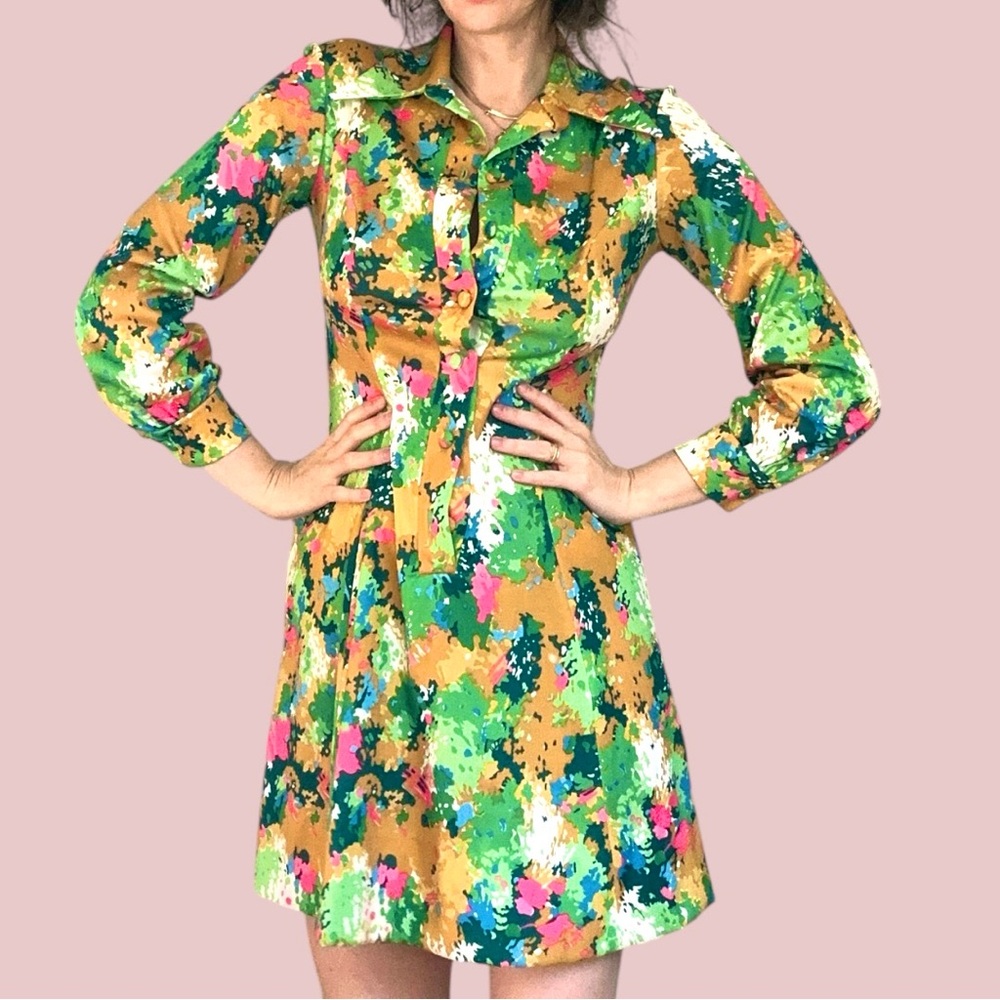 Vintage button down dress in super fun print